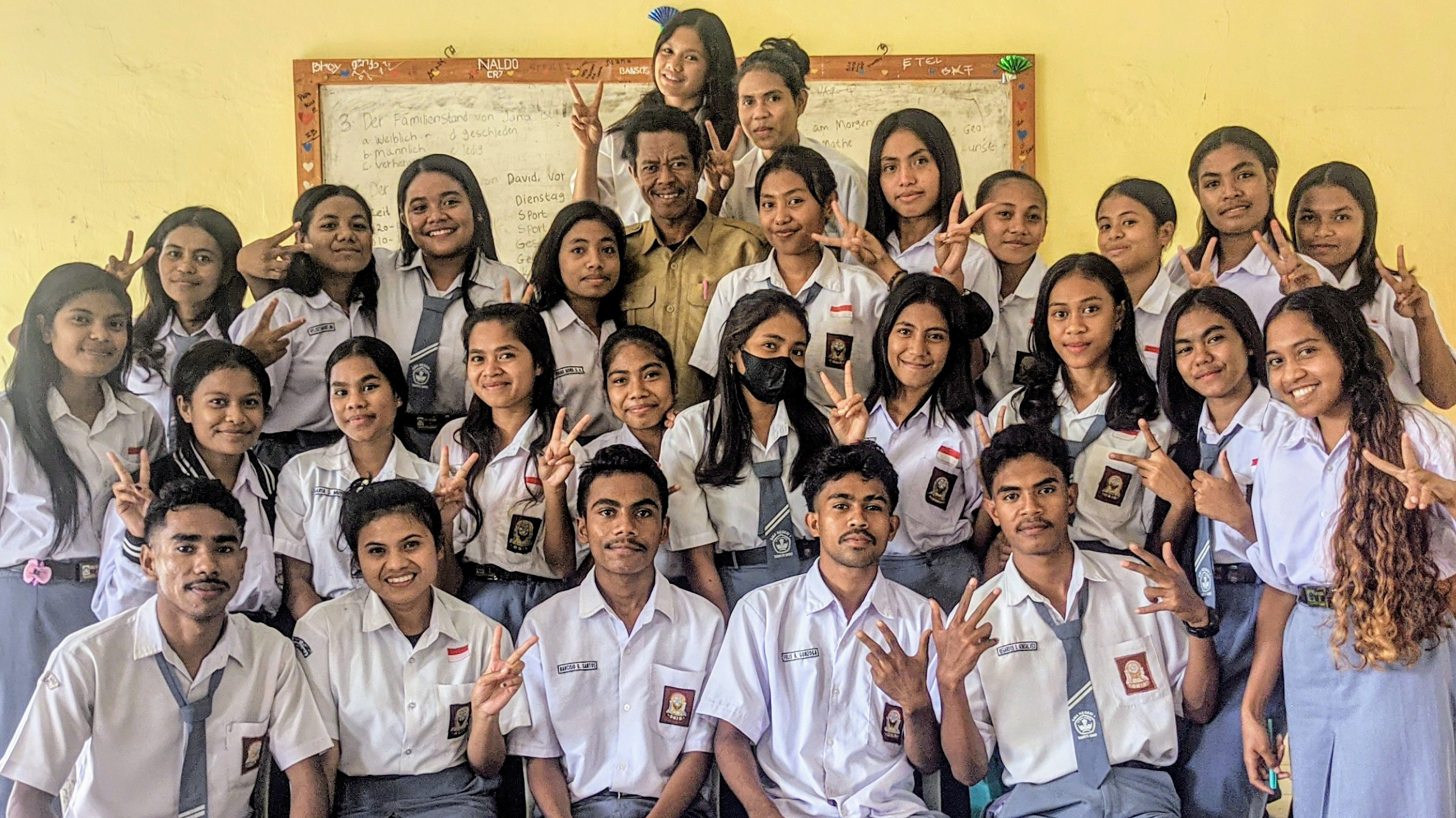SISWA-SISWI  KELAS XII IBB 2 BERSAMA WALI KELAS
