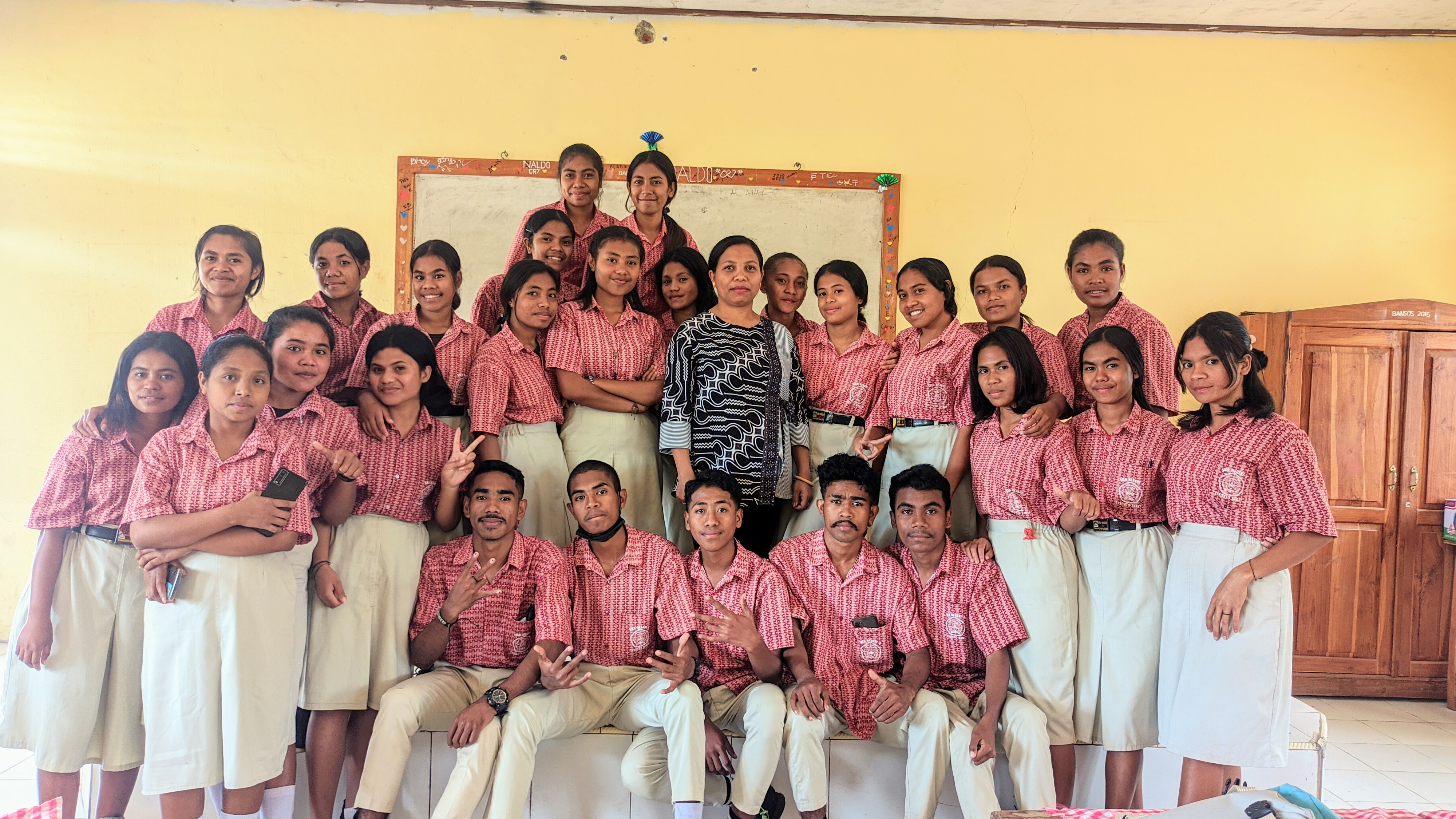 SISWA-SISWI  KELAS XII IBB 2  MENGGUNAKAN SERAGAM BATIK SEKOLAH