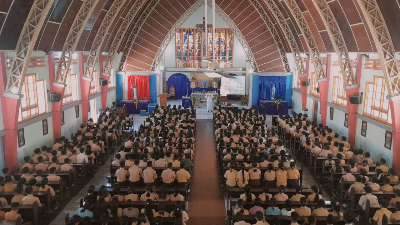 SISWA DAN GURU MENGIKUTI REKOLEKSI DI GEREJA PRAROKI ROH KUDUS HALILULIK